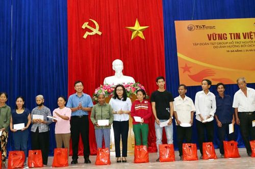 200 suất quà đến tay người nghèo