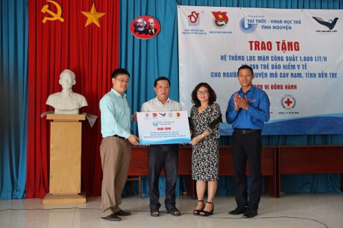 Tặng máy lọc nước mặn cho người dân tỉnh Bến Tre