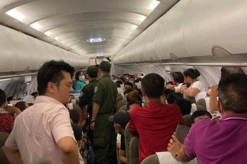 2 hành khách không được bay vì tranh cãi chỗ để hành lý