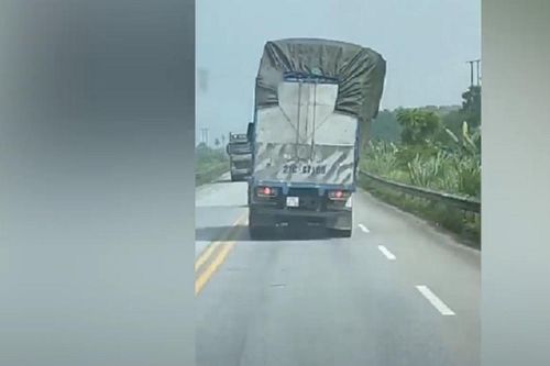 Xe chở hàng nghiêng hẳn sang một bên khi đang lưu thông