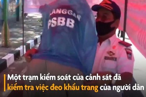Không mang khẩu trang, người dân bị phạt quét rác