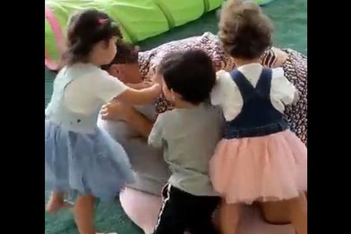 Ronaldo bị các con cho 'ra rìa' vì cố tình bắt nạt vợ