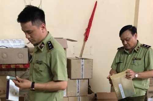 Hà Nội: Thu giữ lô hàng mỹ phẩm làm đẹp nghi nhập lậu