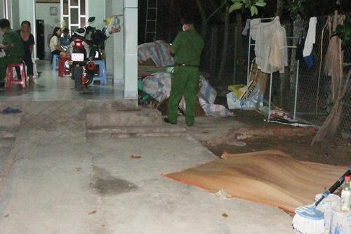 Cha nhậu say về chửi mắng mẹ, con bực tức cầm dao đâm chết