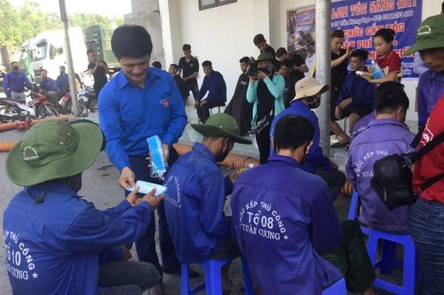 Cắt tóc, tặng khẩu trang cho lái xe, người lao động ở biên giới Lạng Sơn