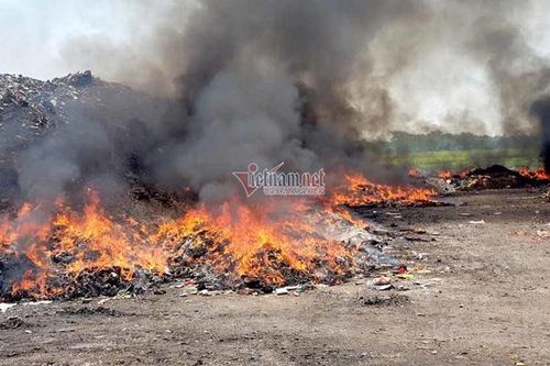 Ngồn ngộn dây truyền dịch, xilanh cháy rực trong bãi rác ở Vĩnh Phúc
