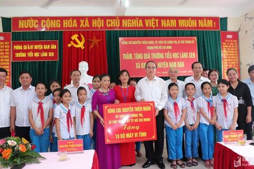 Bí thư Thành ủy thành phố Hồ Chí Minh thăm, tặng quà tại Nghệ An