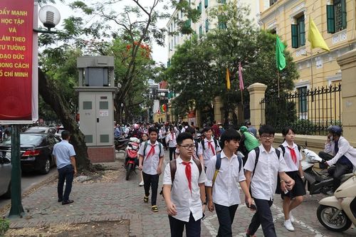 Phụ huynh xót lòng vì con đi học trong điều kiện oi bức, phải về giữa trưa nắng