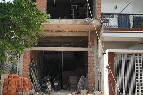 Sập giàn giáo công trình nhà ở, 4 người bị thương