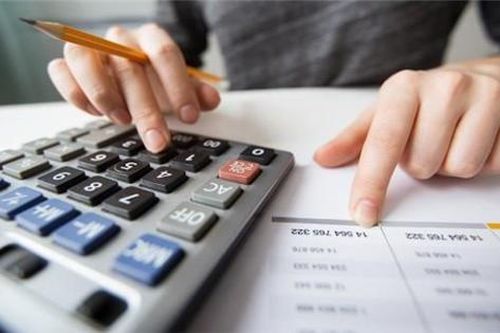 Đầu tư thời Covid-19: Mạnh tay hay co cụm?