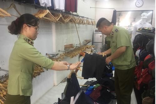 Thu giữ gần 2400 sản phẩm hàng hiệu nhái tại phố cổ