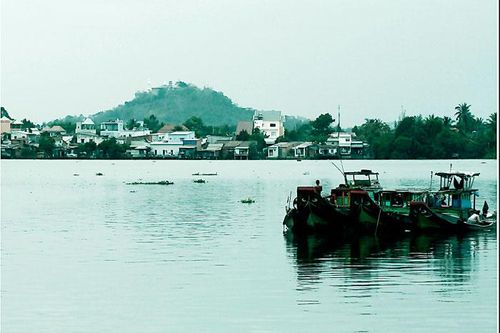 Những ngọn núi ven sông