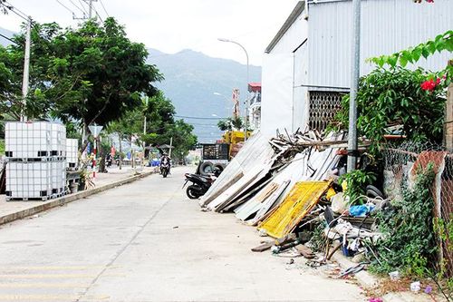 Chiếm dụng lòng, lề đường để kinh doanh