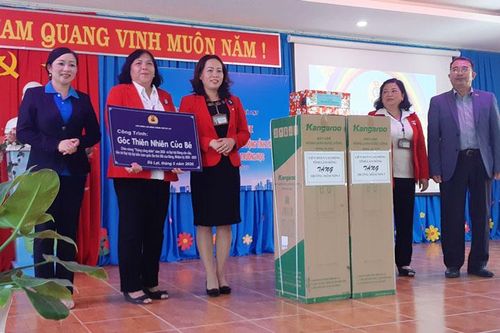 Trao quà cho CĐCS trường Mầm non ngoài công lập
