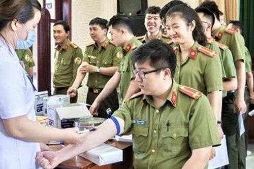 300 CBCS Công an Lâm Đồng hiến máu cứu người