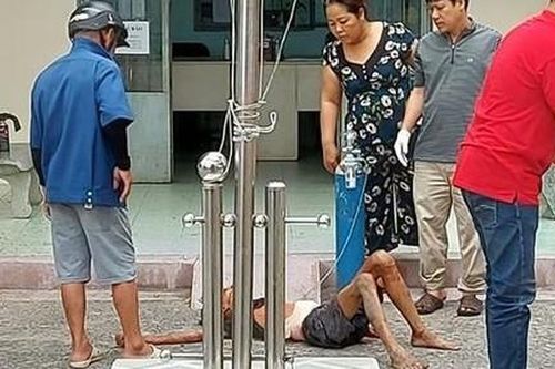 Một thanh niên bị đâm lòi ruột trong ngôi nhà hoang