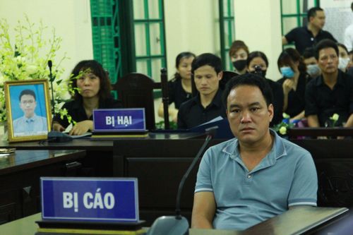 Hoãn phiên xét xử vụ xe chở rác chạy giờ cấm tông chết bé trai ở Hà Nội