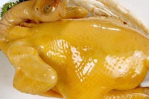 Chỉ cần cho thêm thứ này, gà luộc sẽ vàng ươm, trăm con như một