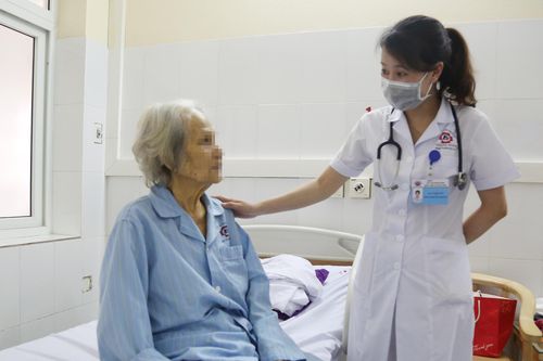 Cụ bà 89 tuổi được nội soi mật tụy ngược dòng gắp sỏi đường mật