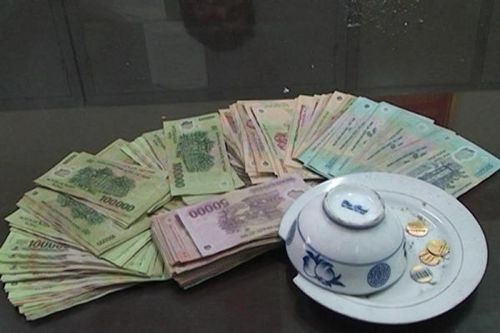 Bắt quả tang 4 cán bộ huyện đánh bạc