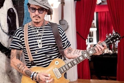 Johnny Depp khoe tác phẩm hội họa vẫn còn dang dở sau 14 năm
