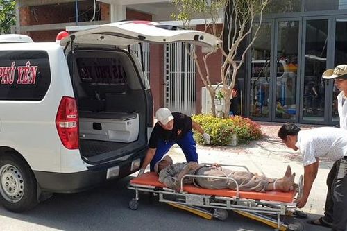 Sập giàn giáo khiến 4 người bị thương