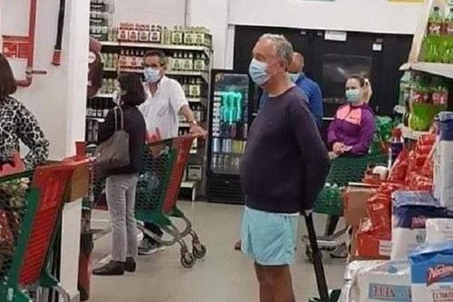 Tổng thống Bồ Đào Nha ăn vận giản dị, xếp hàng mua đồ giữa mùa dịch