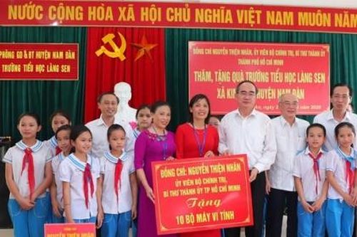 Bí thư Thành ủy TP. Hồ Chí Minh Nguyễn Thiện Nhân thăm, tặng quà tại Nghệ An