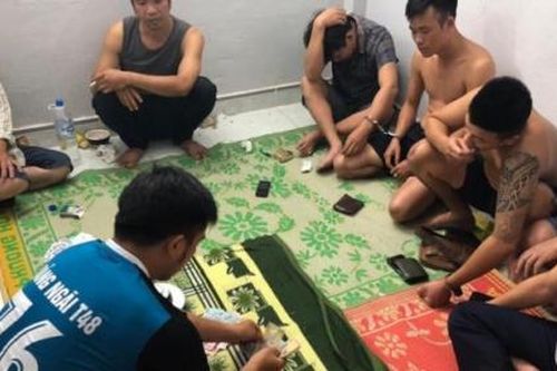 Bắt quả tang nhiều cán bộ, giáo viên 'say sưa' sát phạt nhau trên chiếu bạc