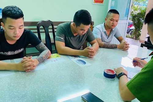 Nhóm thanh niên cầm dao đuổi chém người dã man vì mâu thuẫn tiền bạc