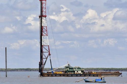 Cà Mau tạm dừng việc thi công các trụ tuabin thuộc dự án Nhà máy điện gió Tân Thuận