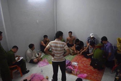 Bắt quả tang nhiều cán bộ, đảng viên đánh bạc