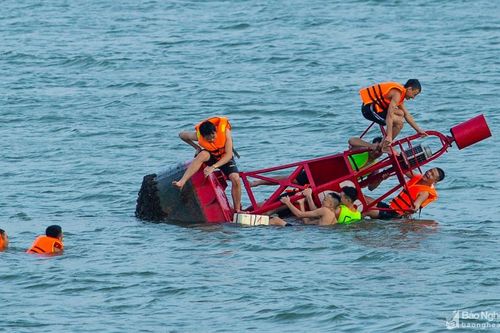 'Bất an' việc dân Vinh dùng can nhựa, tấm xốp làm phao kéo ra sông Lam 'giải nhiệt'