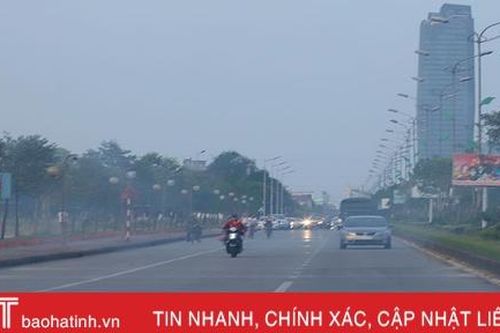 Khói rơm mù mịt cản trở giao thông trên tuyến đường vừa rộng vừa đẹp của TP Hà Tĩnh