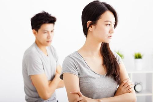Bạn gái quá ít nói và chỉ thích được quan tâm