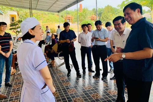 Thứ trưởng Bộ Y tế kiểm tra công tác y tế cơ sở tại Hà Tĩnh