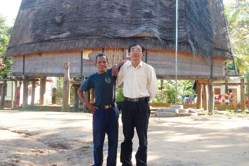 Người Bahnar dựng nhà rông