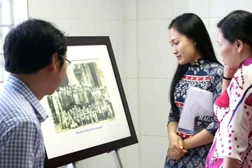 Bệnh viện Đa khoa tỉnh tổ chức triển lãm ảnh chủ đề ' 55 năm một chặng đường'