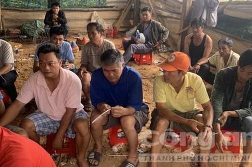 Đột kích trường gà trong chòi rẫy