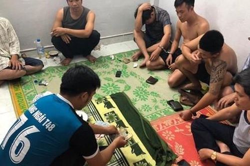 Bắt quả tang 4 cán bộ huyện đánh bạc bằng xóc đĩa