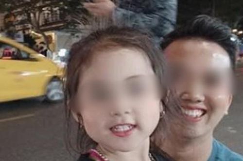Bé gái xinh như thiên thần cùng bà tật nguyền mưu sinh trong đêm Đà Lạt gây sốt MXH, khiến dân mạng tranh cãi gay gắt