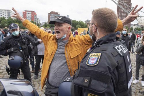 Cảnh sát ở Hamburg phun vòi rồng giải tán người biểu tình chống phong tỏa