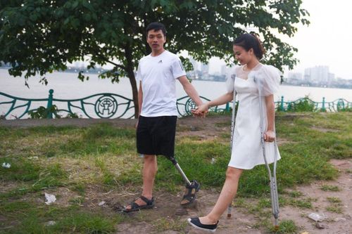 Mảnh ghép hoàn hảo của vợ chồng chú lính chì, mỗi người chỉ có 1 chân