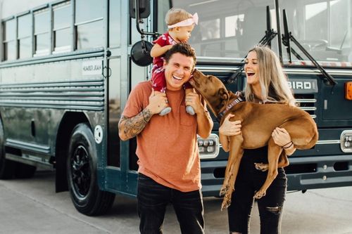 Vợ chồng đưa con gái 2 tuổi du lịch khắp nơi bằng xe buýt quân đội