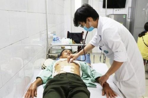 Cứu người đàn ông bị thủng tạng rỗng