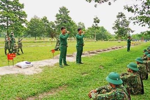 Trên thao trường rộn tiếng ca