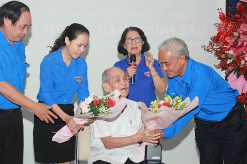 Nguyên Bí thư T.Ư Đoàn ra mắt cuốn tự truyện 'Một đời nghĩa nặng tình sâu'
