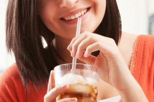 Tác hại 'không ngờ' của nước ngọt đối với phụ nữ