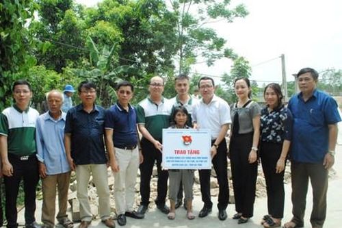 Nhà xuất bản Tư pháp phối hợp với Đoàn Thanh niên Vietcombank xây nhà ở cho người nghèo và trao tủ sách pháp luật ở Hà Tĩnh