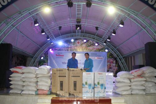 'Tiền Phong tiếp sức cộng đồng' đến với Trung tâm nhân đạo Quê Hương